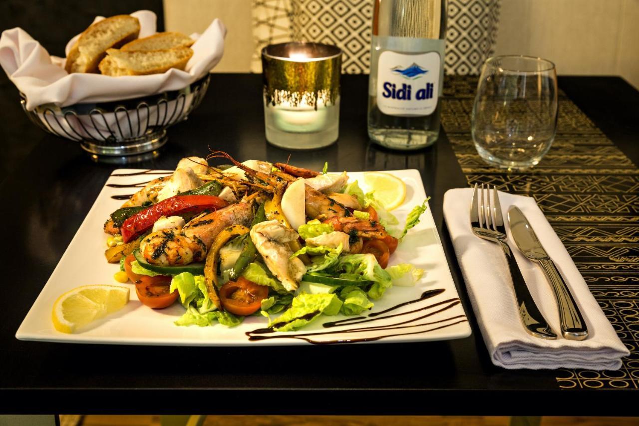 Suite Azur Hotel Esauira Exterior foto A seafood salad