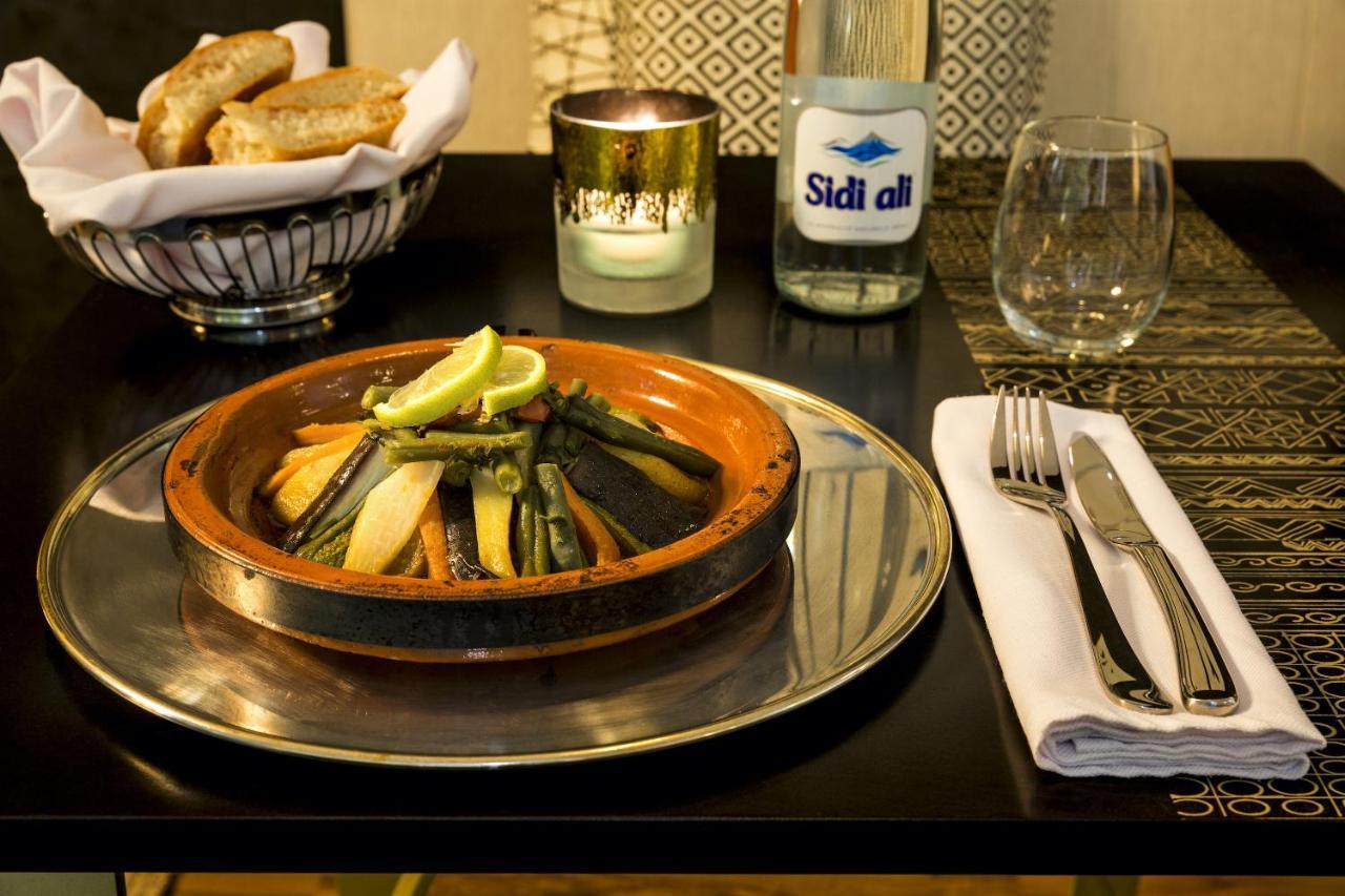 Suite Azur Hotel Esauira Exterior foto A Moroccan dish of grilled vegetables