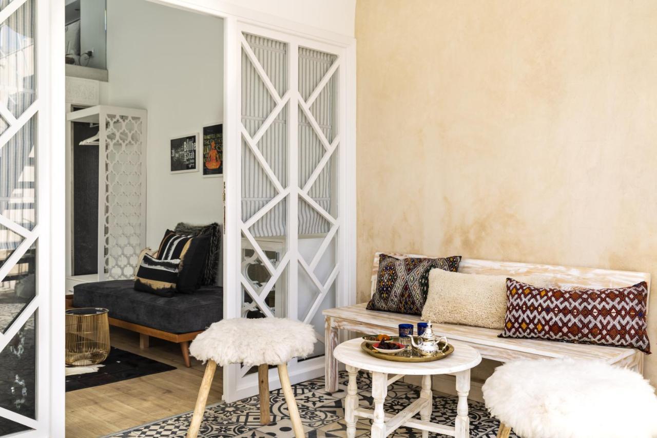 Suite Azur Hotel Esauira Exterior foto A living room in a typical apartment