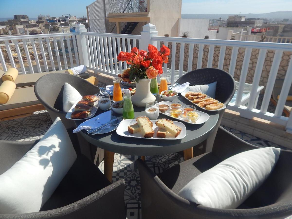 Suite Azur Hotel Esauira Exterior foto A breakfast table in Morocco