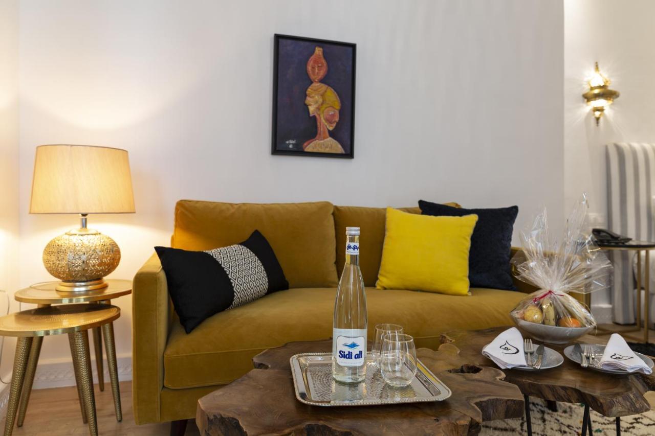 Suite Azur Hotel Esauira Exterior foto A living room with a sofa